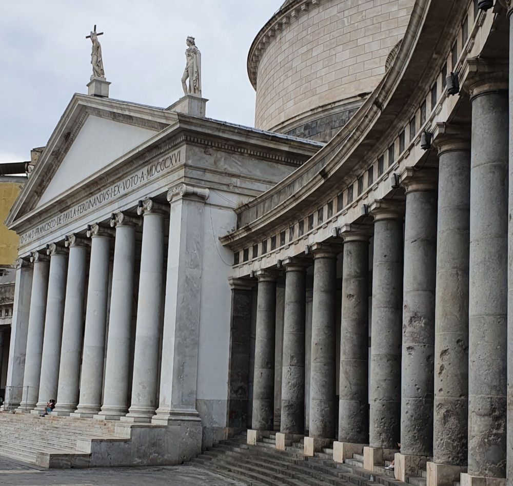 Napoli. Basilica.