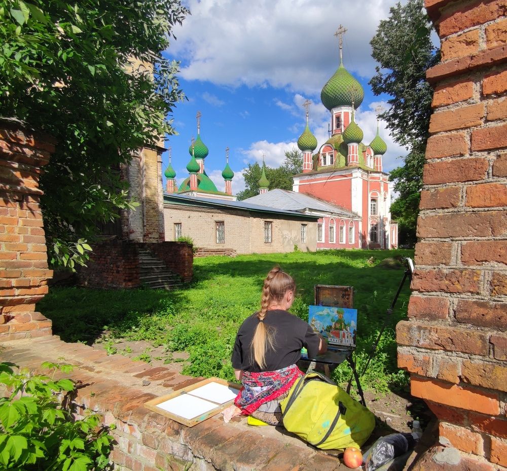 Художница рисует храм Александра Невского