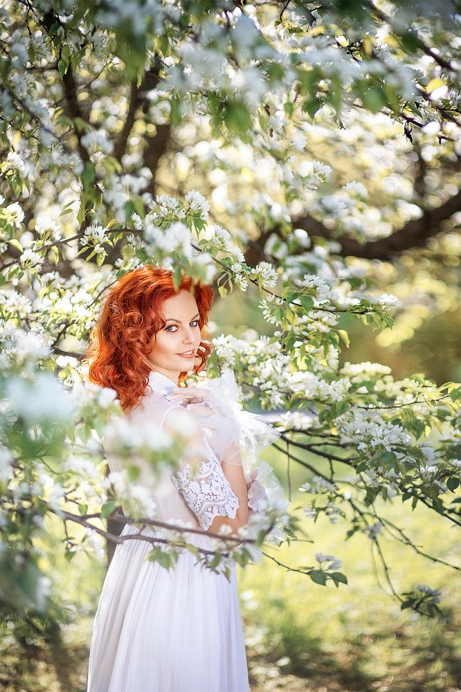 В яблоневом саду.