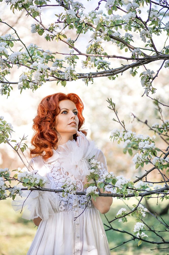 Красавица в яблоневых цветах.