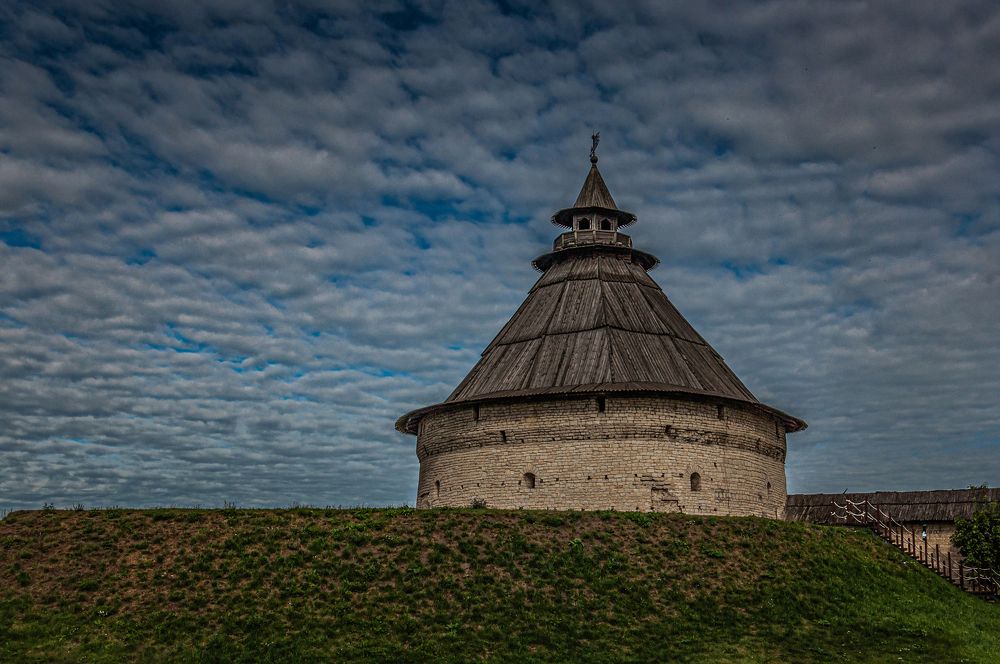 Псков.Тяжелые облака над Покровской башней.