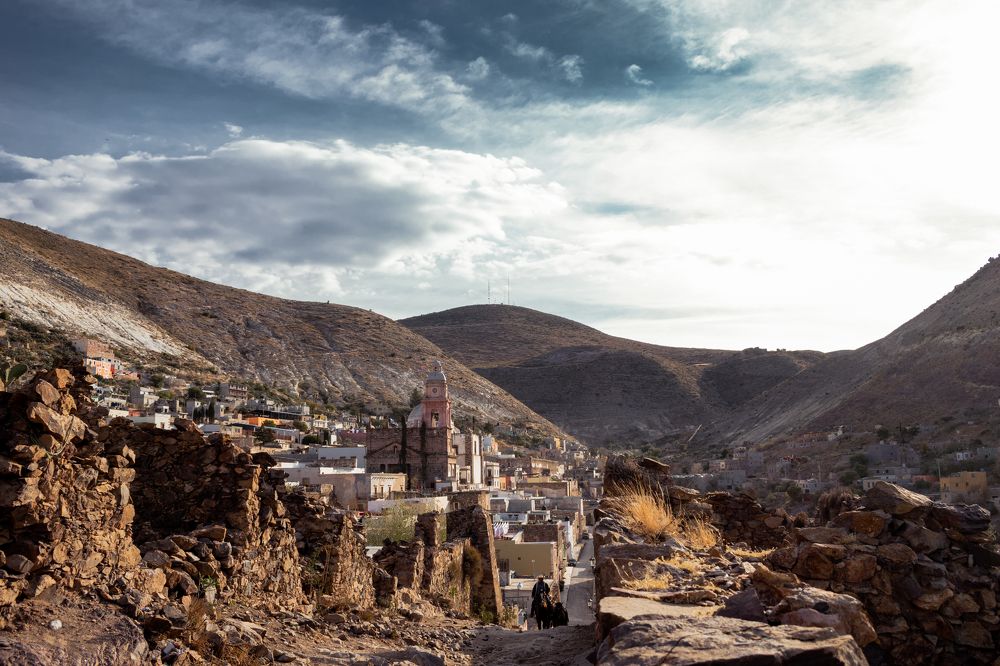 Entre lo lejos y lo cercano.