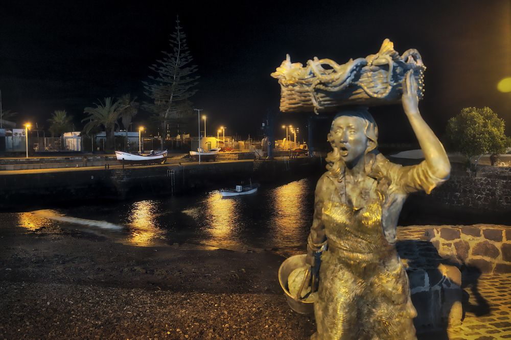 Pescadora en Puerto de La Cuz - Tenerife Spain