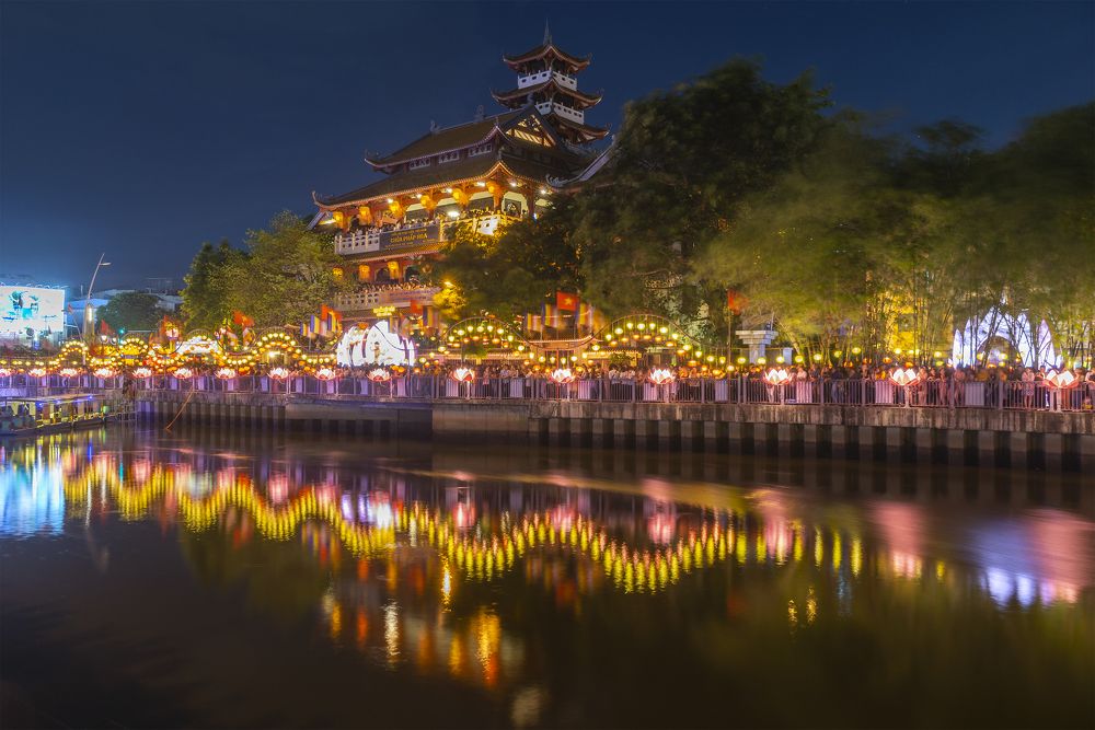 Phap Hoa temple at night
