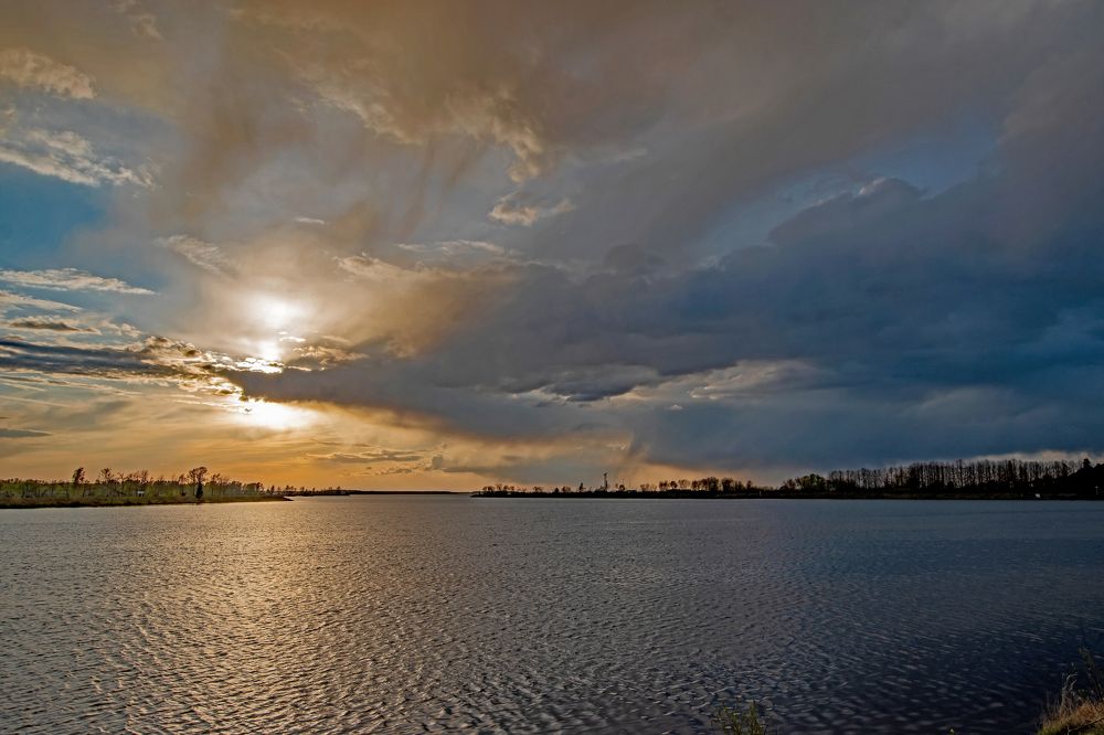 Весенний палевый закат.
