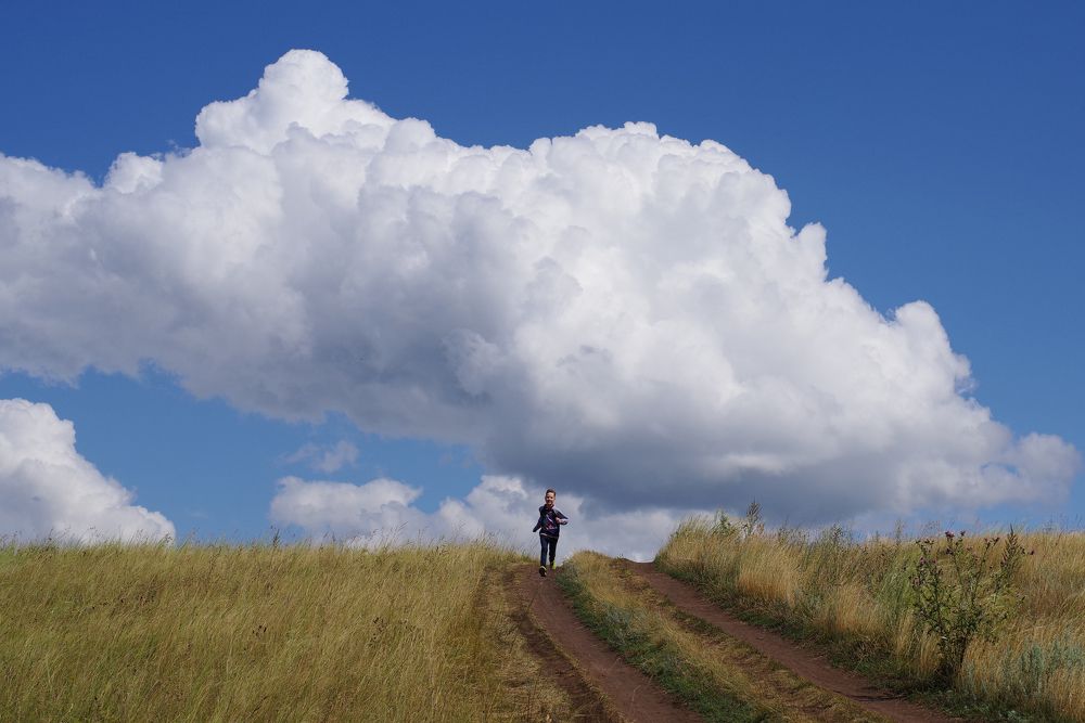 Мальчик убегающий от облака