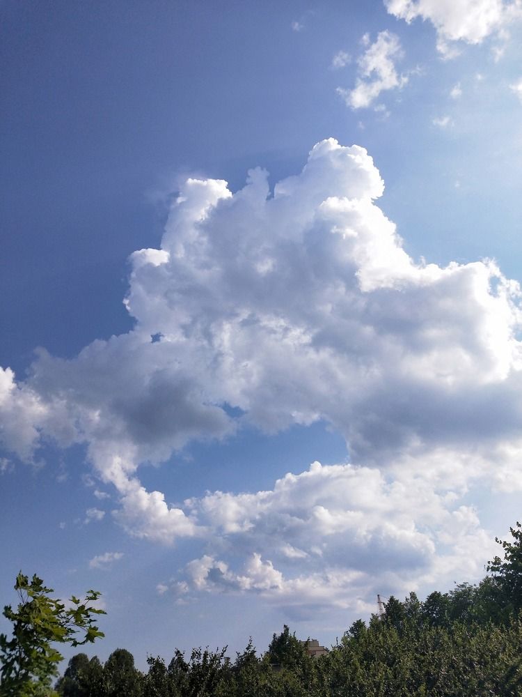 "Лениво и тяжко плывут облака по синему зною небес..." (А. Блок)