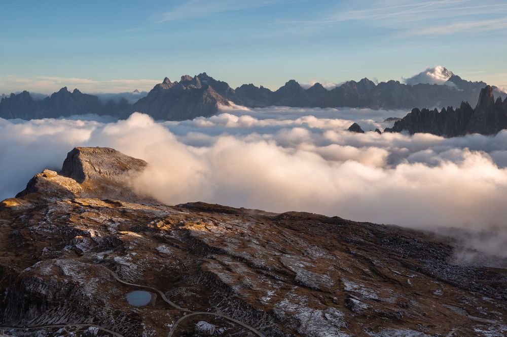 Плывут горные хребты.