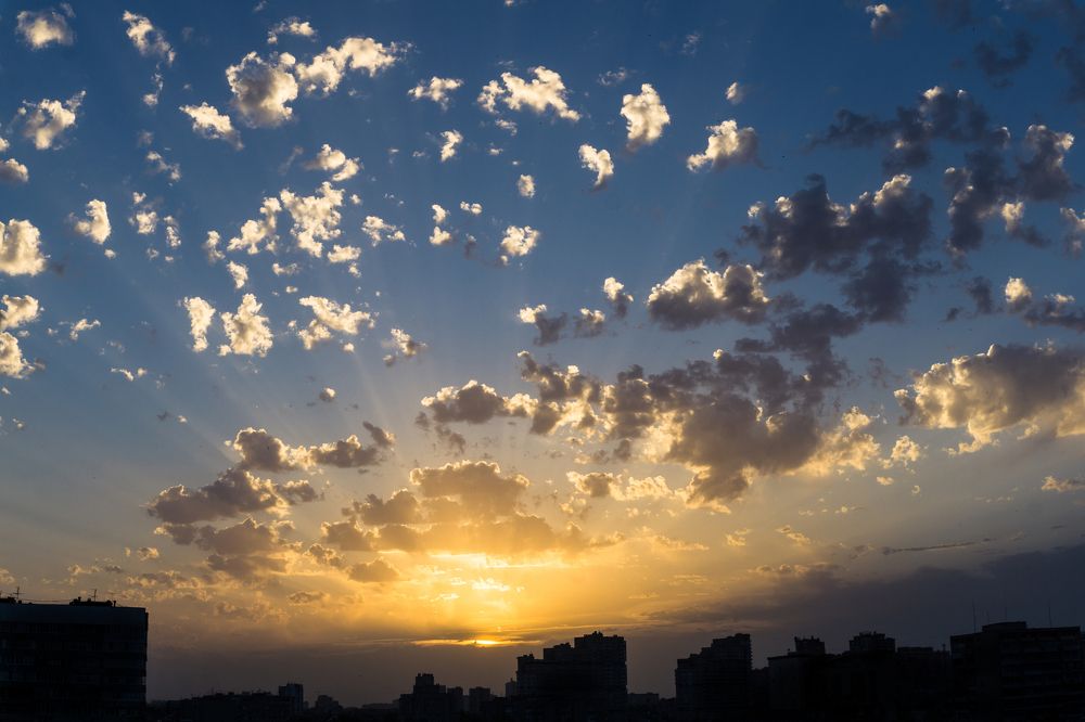 Вечернее солнце над городом