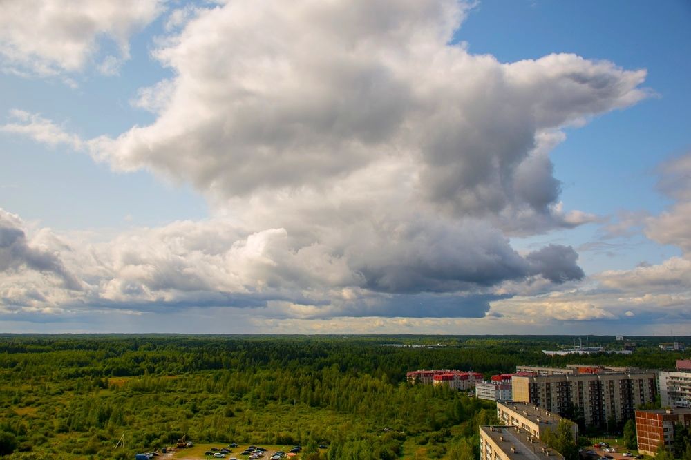 Облако над окраиной города.