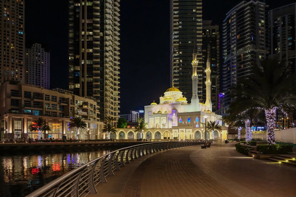 Храм среди небоскрёбов