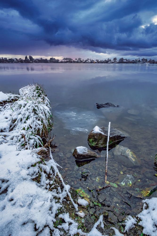 Первый снег на озере