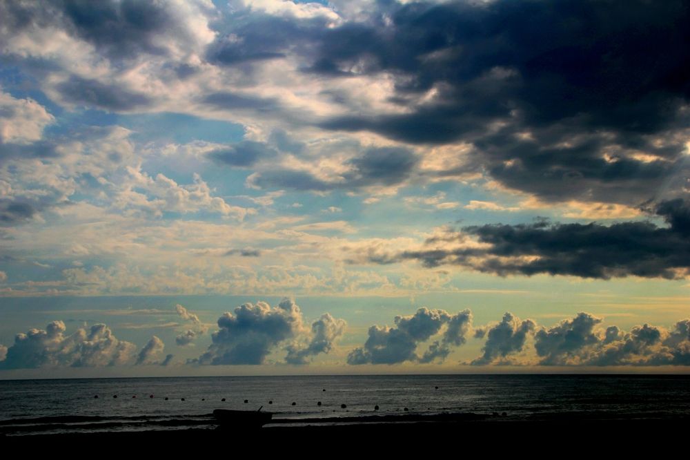 Облака над морем