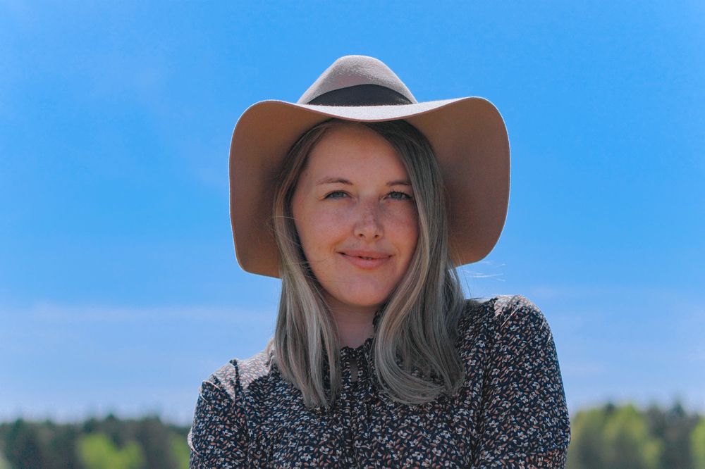 Лето девушка в шляпе