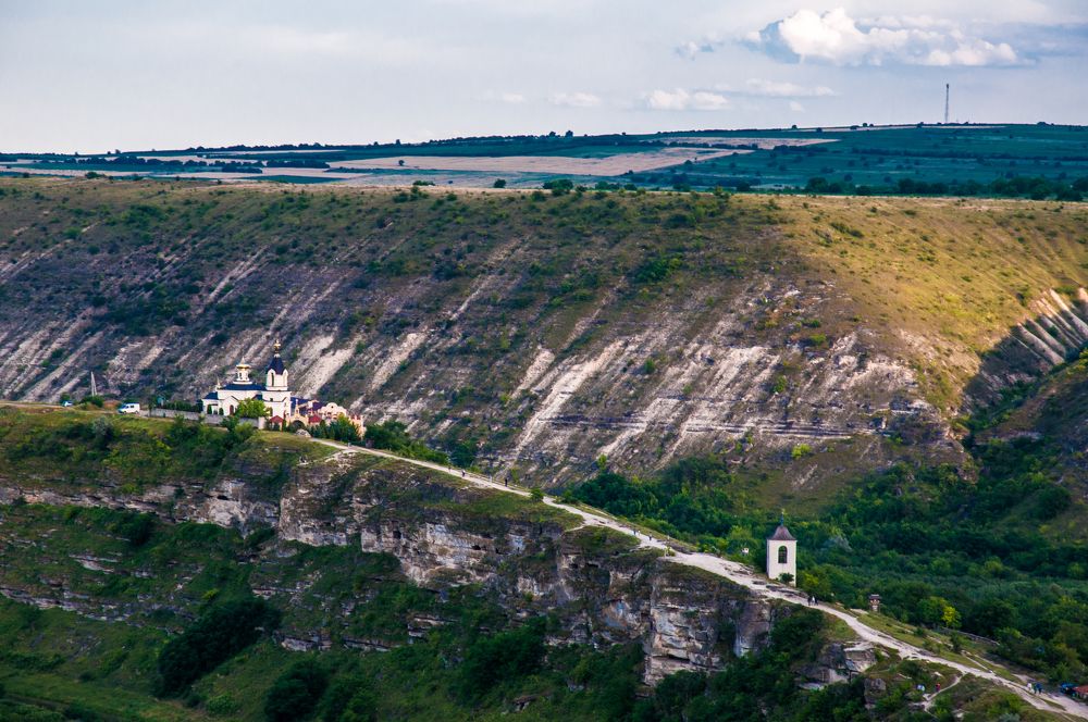 И в скале, и на земле...