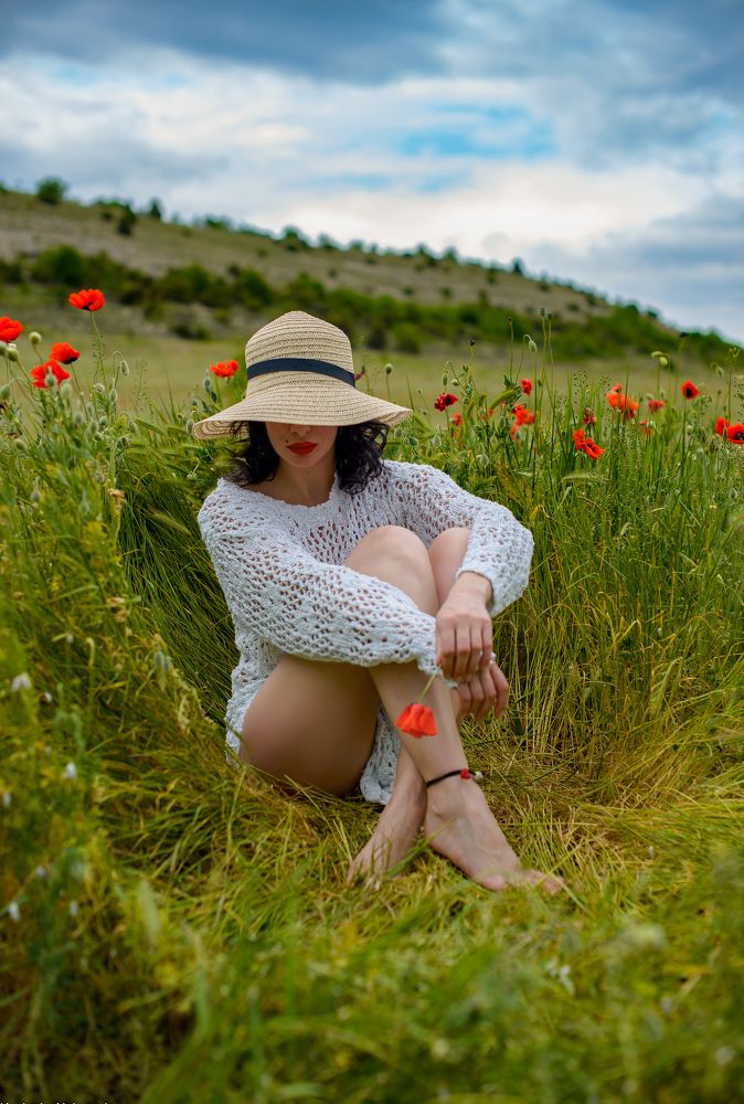 Девушка в маковом поле