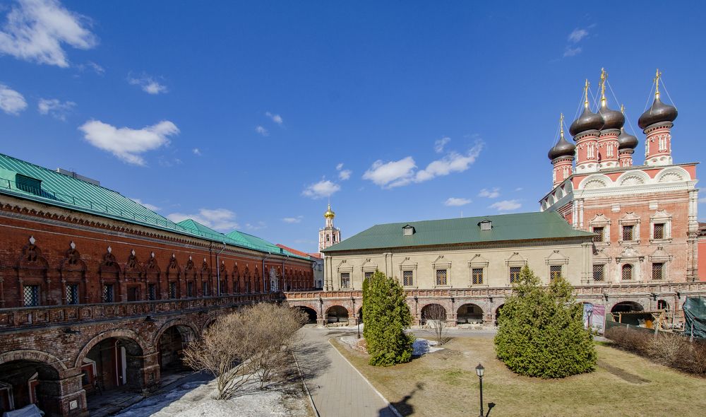 Монастырский двор.