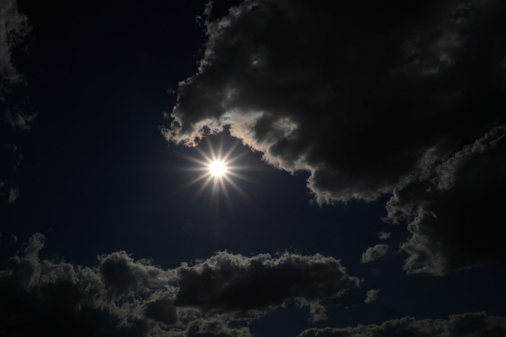 Облако посягнувшее на Солнце!