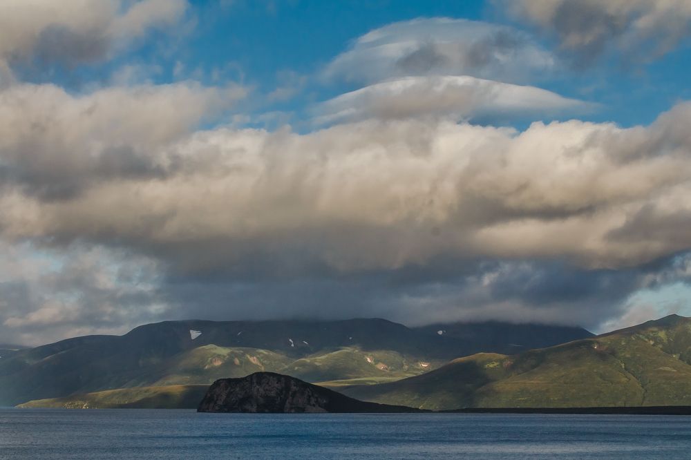 Облака над Курильским озером.