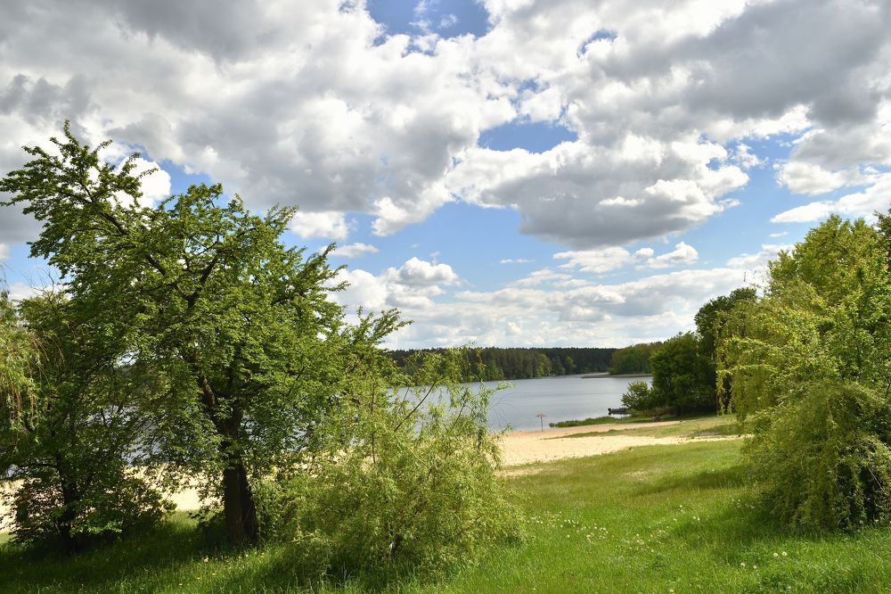 Облачное небо над пляжем