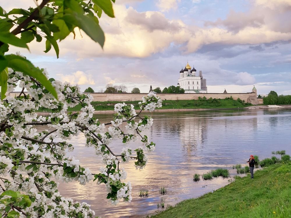 Закат над Псковским Кромом.