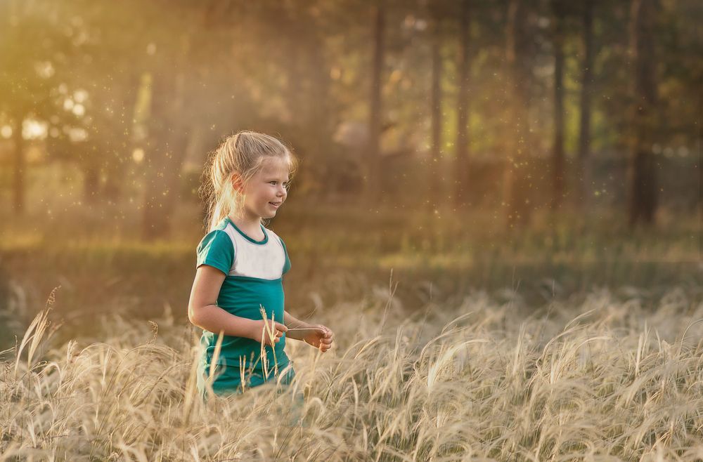 Девочка на лесной поляне