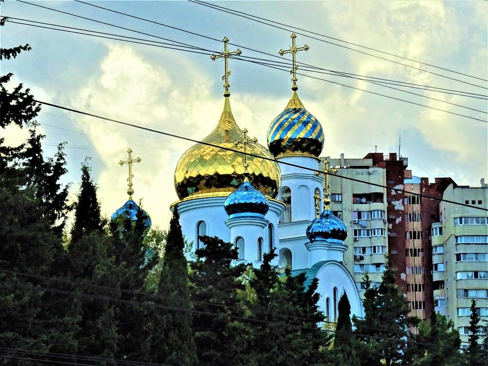 Купола храма в Алуште.