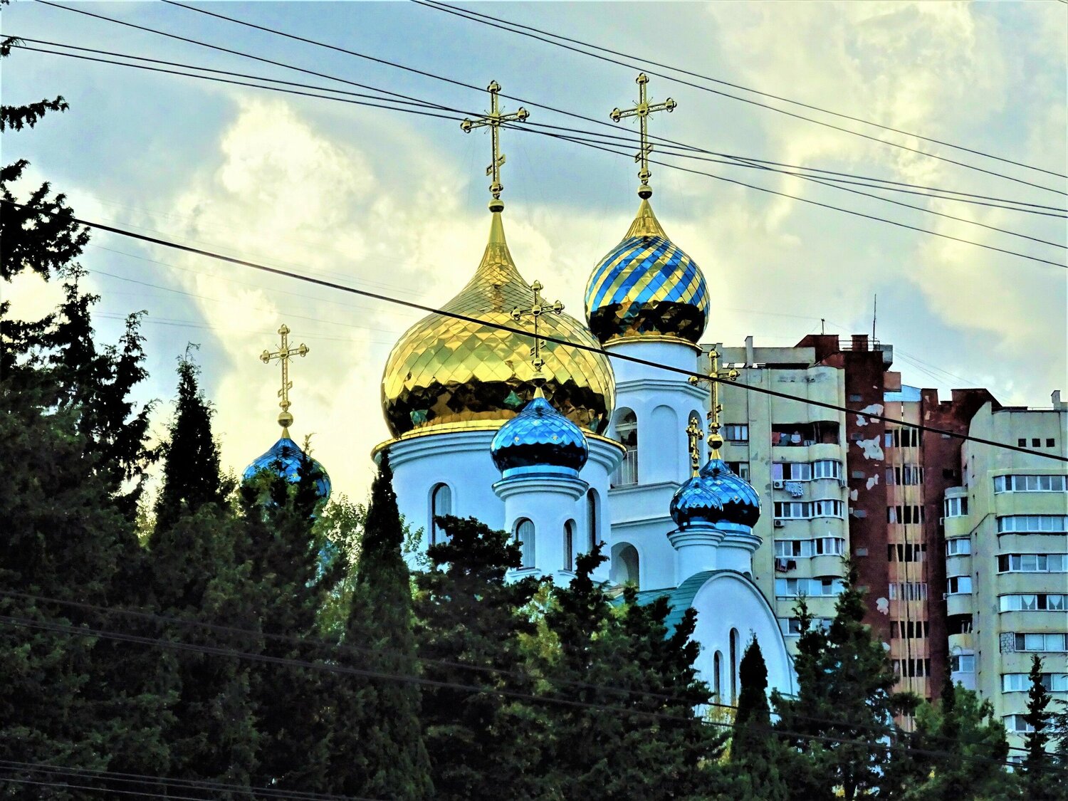 Купола храма в Алуште.