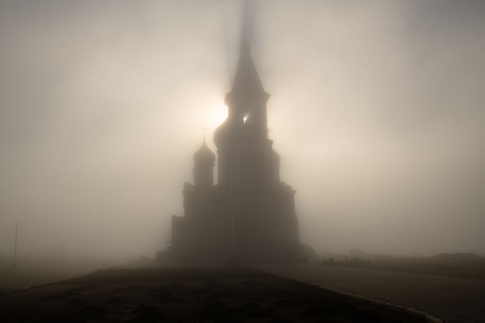 В утреннем  тумане.