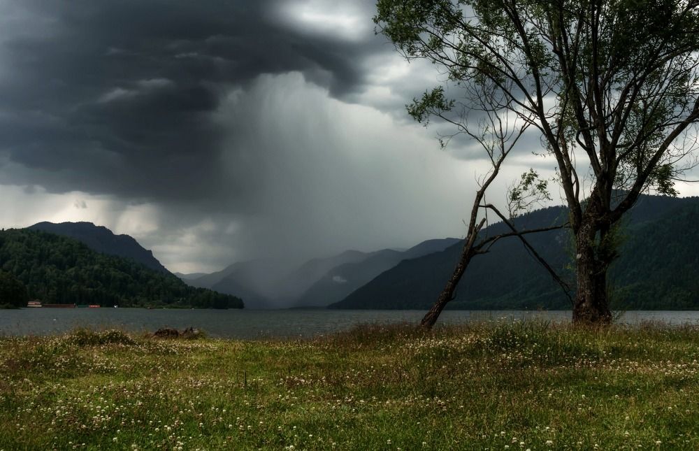 Где то небо прохудилось.