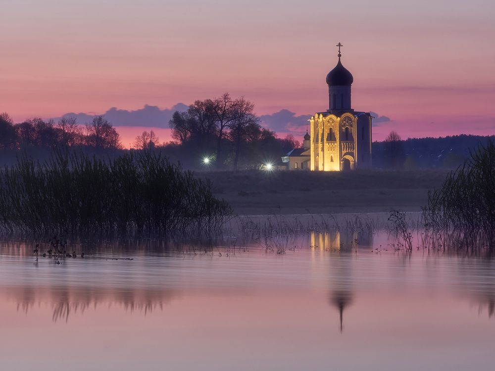 В ожидании рассвета Покрова на Нерли. Половодье