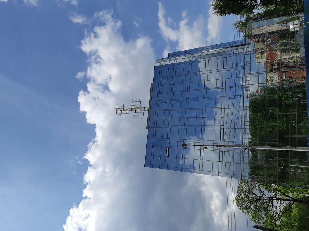 В зеркало смотрятся облака