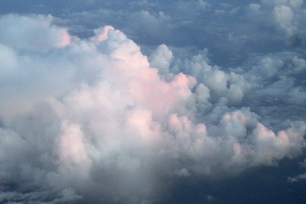 За окном иллюминатора. Облака, освещенное солнцем