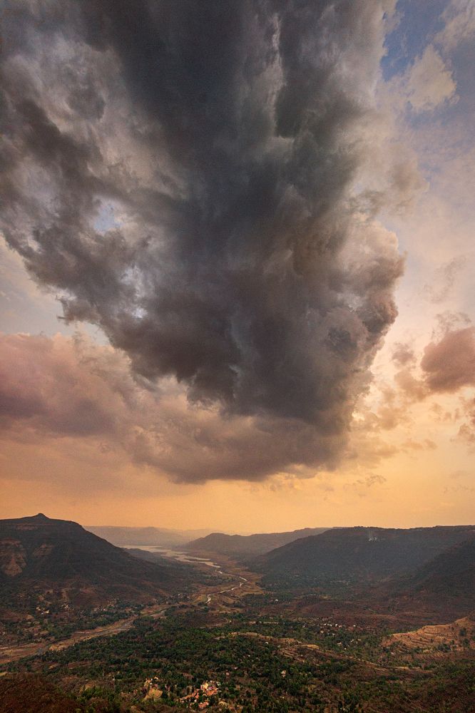 Cloud demon in the sky