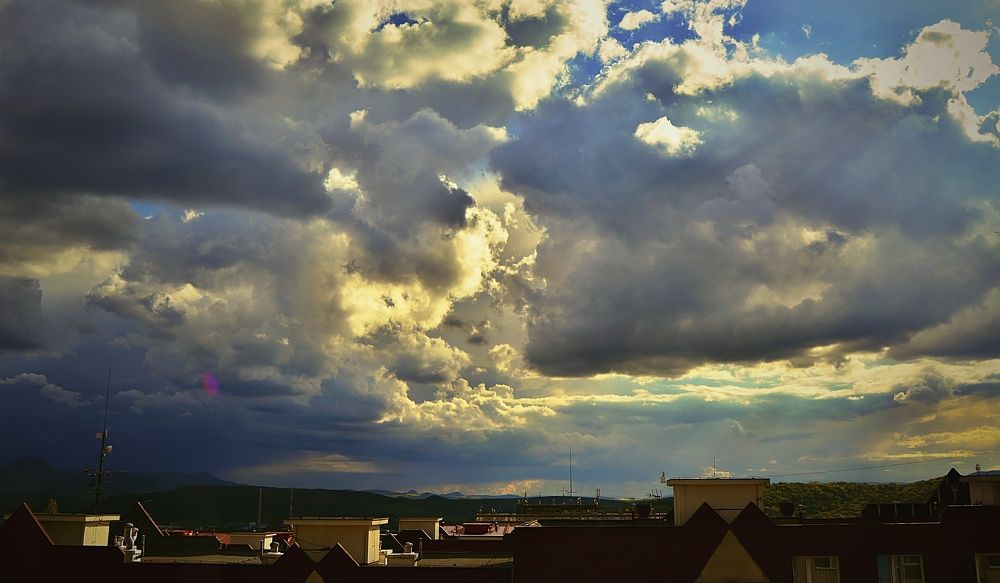 Nad střechami před bouřkou