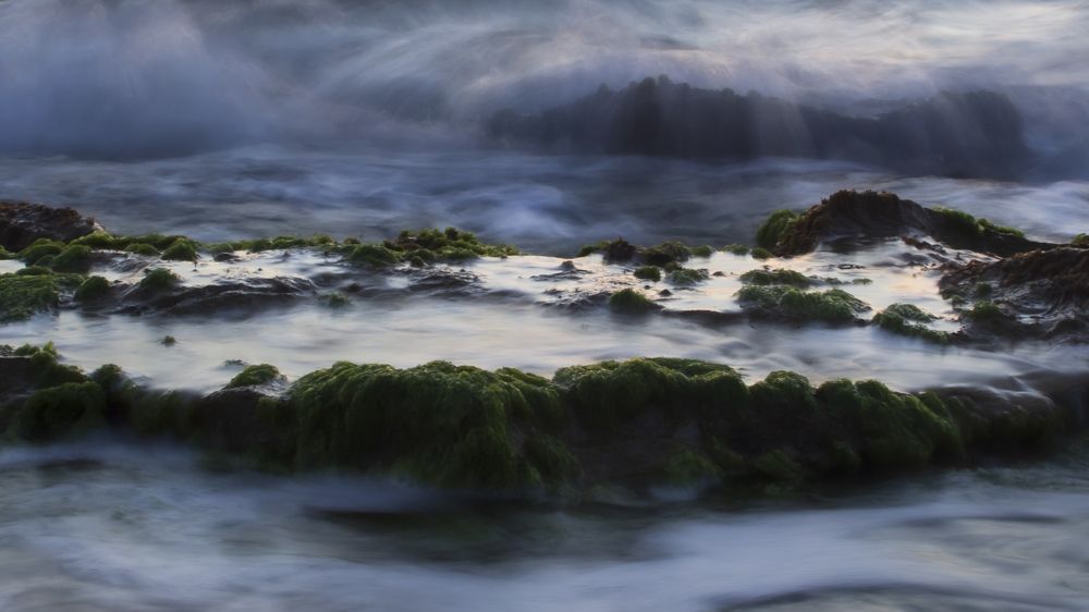 Вода точит камень.