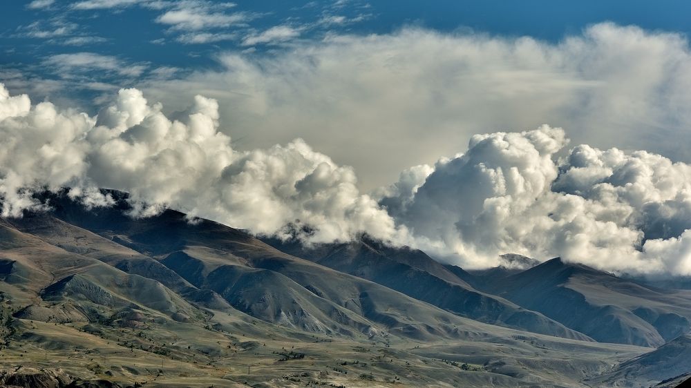 Горы и облака