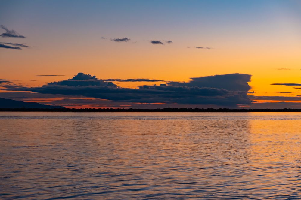 Облако в форме самолета
