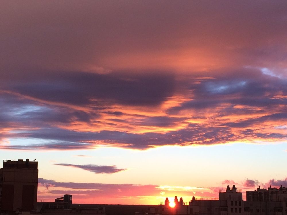 Последние лучи закатного солнца высветили облака над Санкт-Петербургом