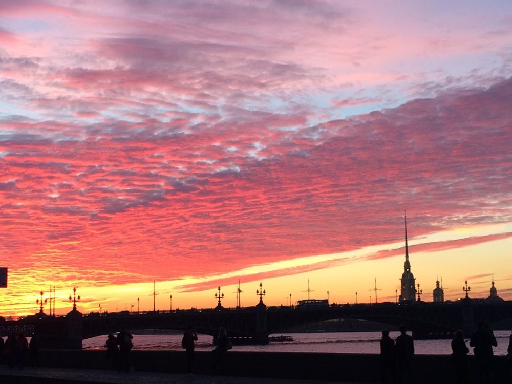 Последние лучи закатного солнца высветили облака над Санкт-Петербургом
