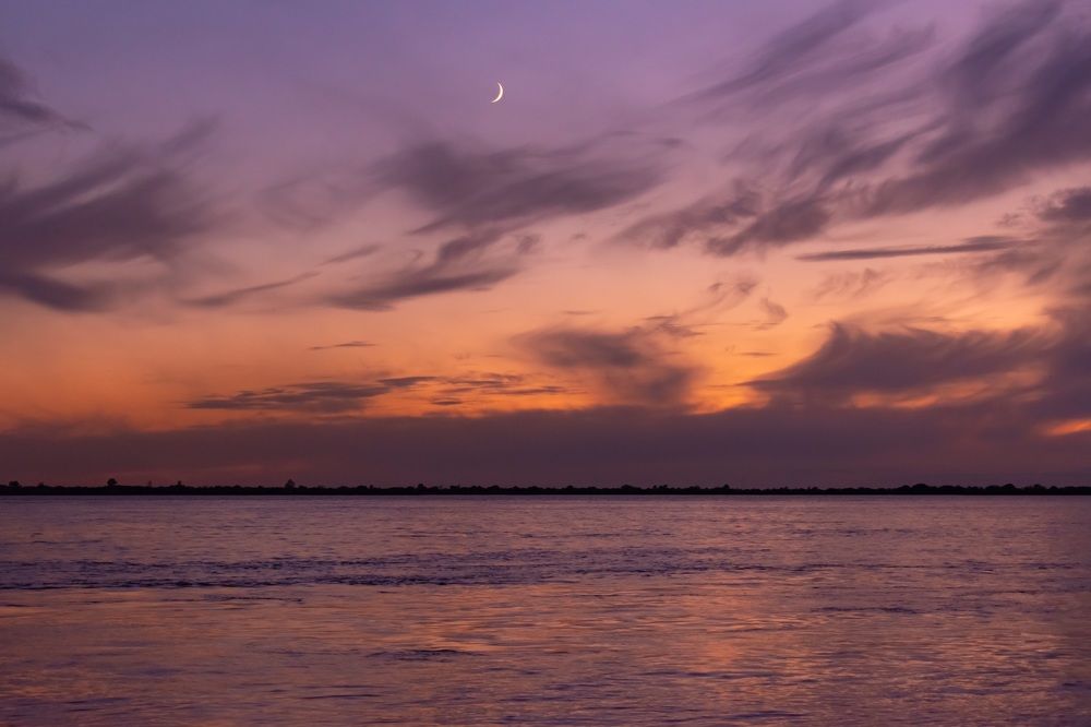 Месяц и облака