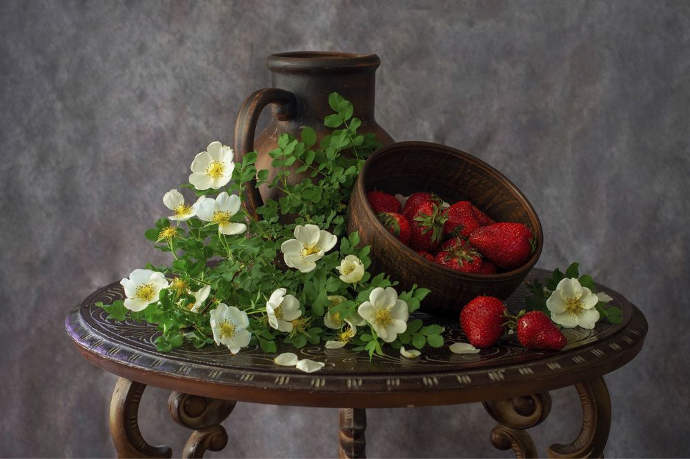 Клубника и шиповник
