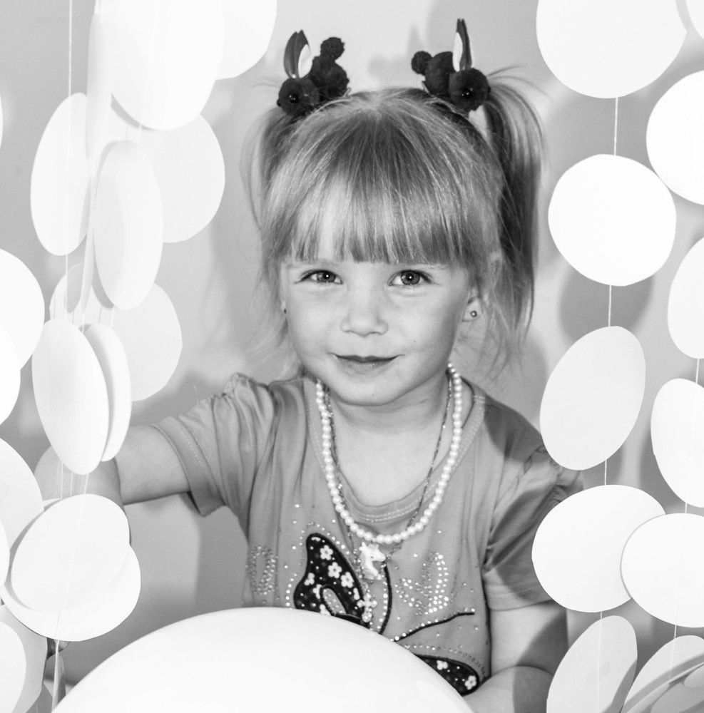 Милая улыбка... Счастливые глазки...Это девочка Дашка...