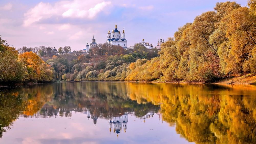 Свенский монастырь осенью .