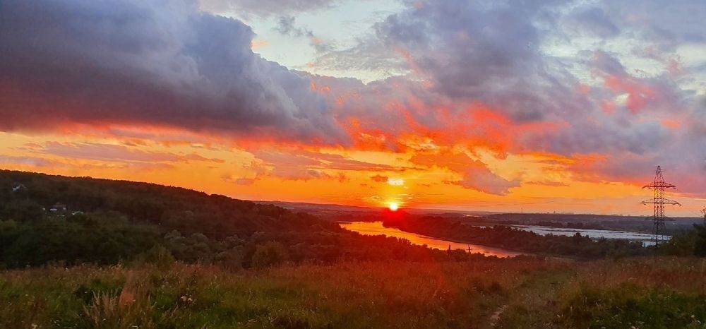 Облака. Закат над рекой Ока