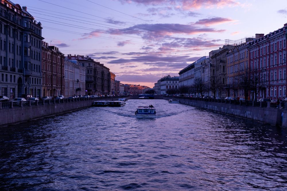 Закат на красном мосту