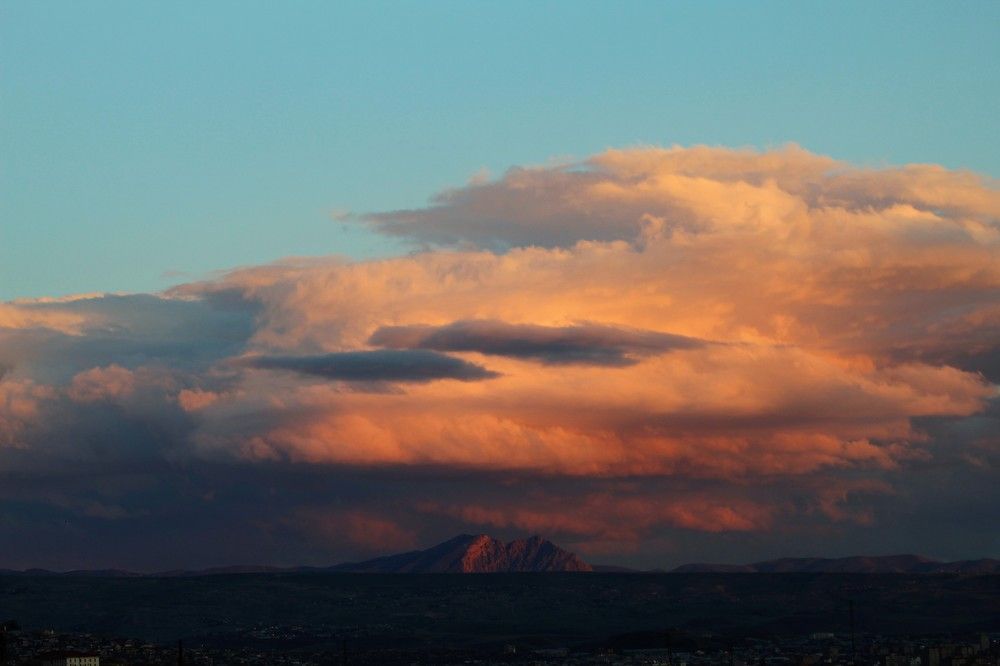 Разнацветная облака над горой