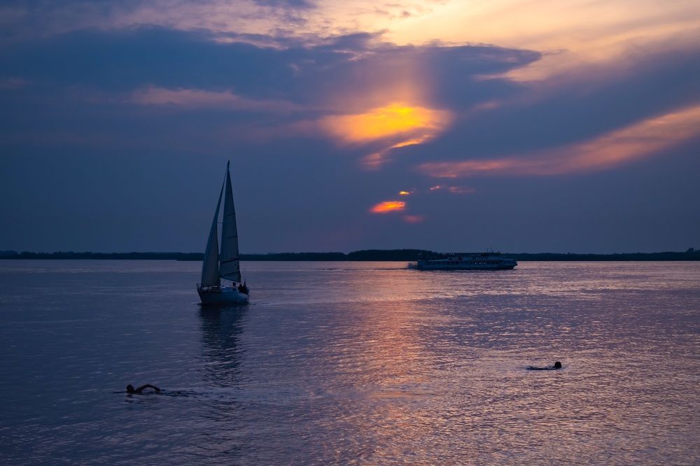 Плавание на закате