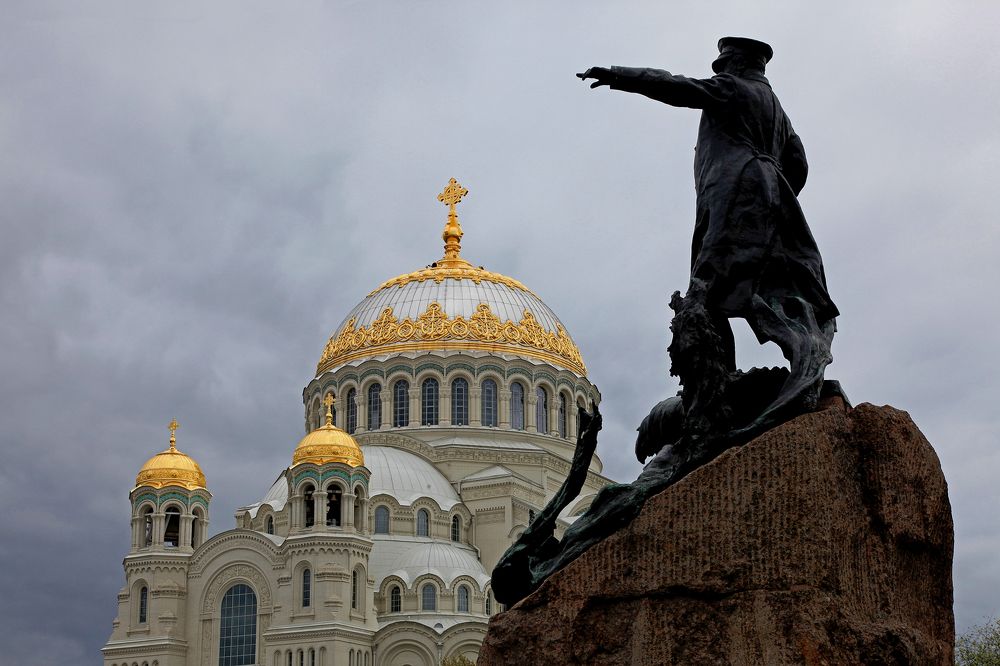 Морской собор и памятник адмиралу Макарову в Кронштадте