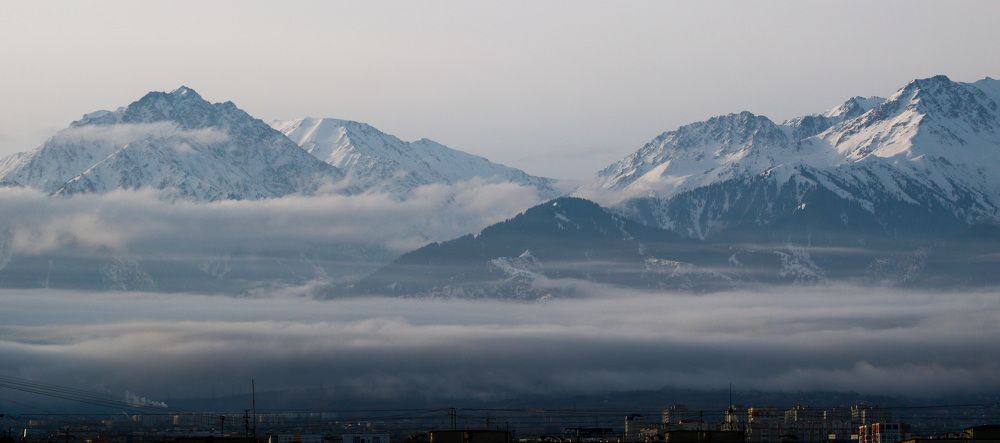 Облака у подножия горы Заилийского Алатау